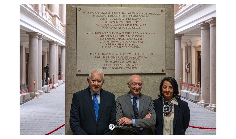 INAUGURATA NELL’ATRIO PRINCIPALE DEL PALAZZO DI GIUSTIZIA LA LAPIDE IN MEMORIA DEL 50º ANNIVERSARIO DEL PROCESSO DELLA RISIERA DI SAN SABBA