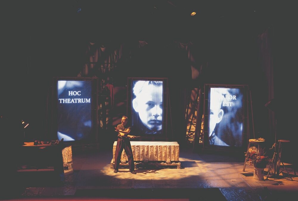 La rivalità fra Bernini e Borromini, ma anche l’apprezzamento che un artista sa dare al proprio rivale, riecheggiano dentro “Lettere a Bernini” spettacolo di Marco Martinelli, con protagonista Marco Cacciola