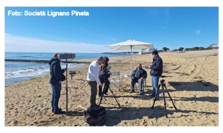 La spiaggia di Lignano Sabbiadoro set di un documentario della tv pubblica austriaca ORF sulle origini del turismo nell’Alto Adriatico