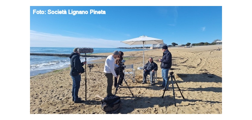 La spiaggia di Lignano Sabbiadoro set di un documentario della tv pubblica austriaca ORF sulle origini del turismo nell’Alto Adriatico