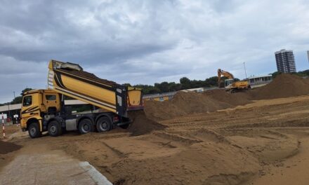 La Società Lignano Pineta riporta in spiaggia 1.000 mc di sabbia recuperata dalla vagliatura delle alghe