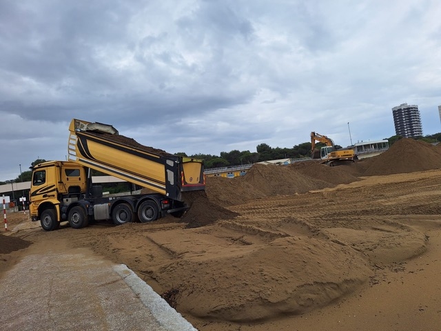 La Società Lignano Pineta riporta in spiaggia 1.000 mc di sabbia recuperata dalla vagliatura delle alghe
