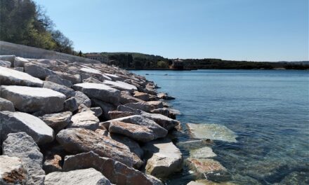 Muggia: ultimata la posa della scogliera su Strada per Lazzaretto
