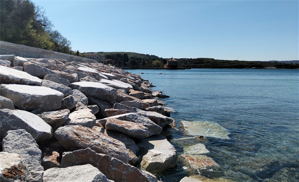 Muggia: ultimata la posa della scogliera su Strada per Lazzaretto