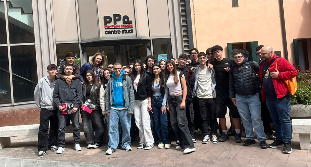 PASOLINI ESCE DAI LUOGHI DELLA MEMORIA E INCONTRA LE SCUOLE