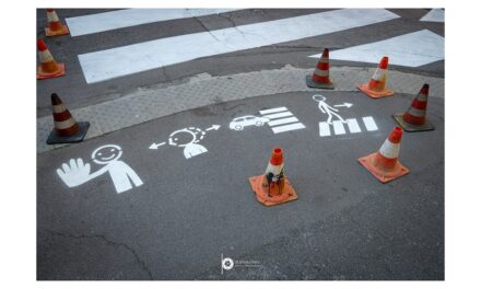 INCLUSIONE E ACCESSIBILITÀ: PRESENTATI I PITTOGRAMMI CAA REALIZZATI DAVANTI ALLA SCUOLA EX TIMEUS