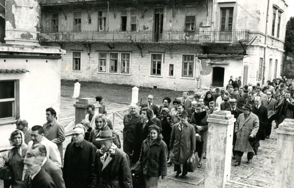 MARTEDÌ 28 APRILE ALLE ORE 17.30 ALLA SALA BAZLEN DI PALAZZO GOPCEVICH RASSEGNA DI FOTOGRAFIE STORICHE DELLA RISIERA DI SAN SABBA DEL PERIODO TRA LA FINE DELLA SECONDA GUERRA MONDIALE E L’APERTURA AL PUBBLICO DOPO LA MONUMENTALIZZAZIONE
