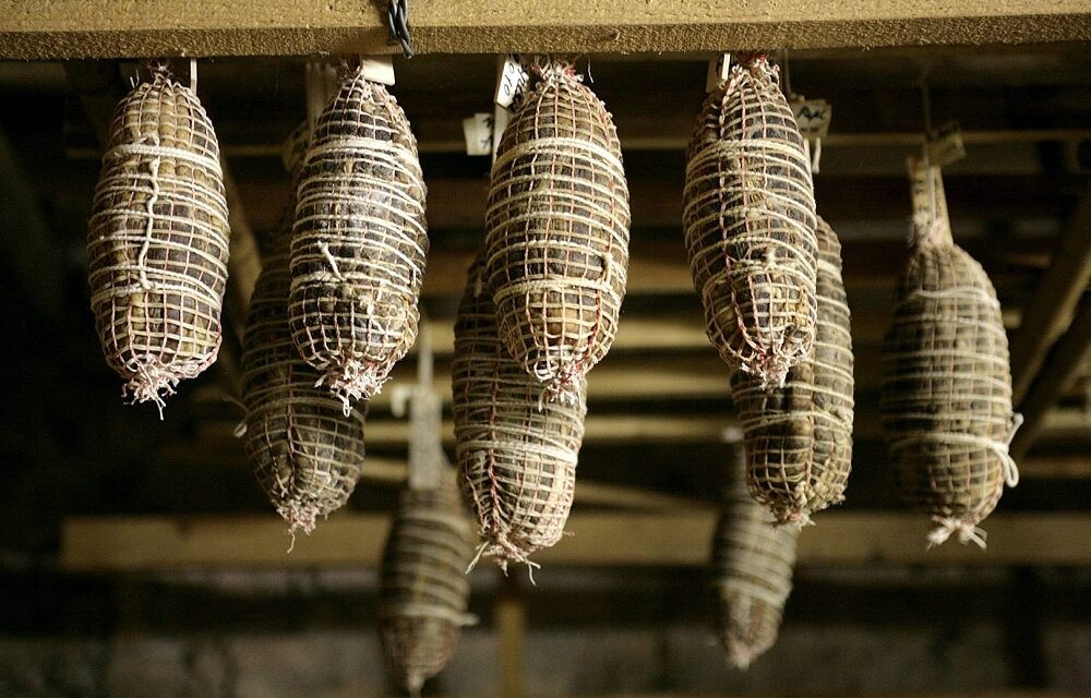 “Fums, profums e salums”: a Sutrio, fra i monti della Carnia, protagonisti i prodotti affumicati della montagna