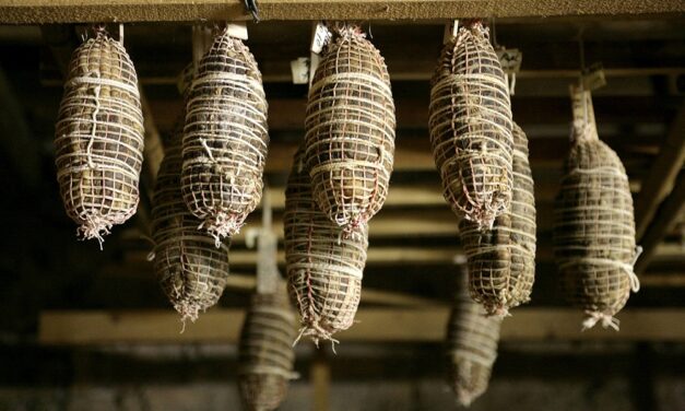 “Fums, profums e salums”: a Sutrio, fra i monti della Carnia, protagonisti i prodotti affumicati della montagna