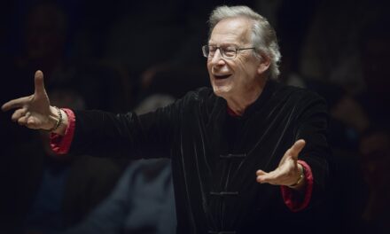 Il trionfo della luce: al Giovanni da Udine Sir John Eliot Gardiner dirige il Constellation Choir & Orchestra sulle note di Bach