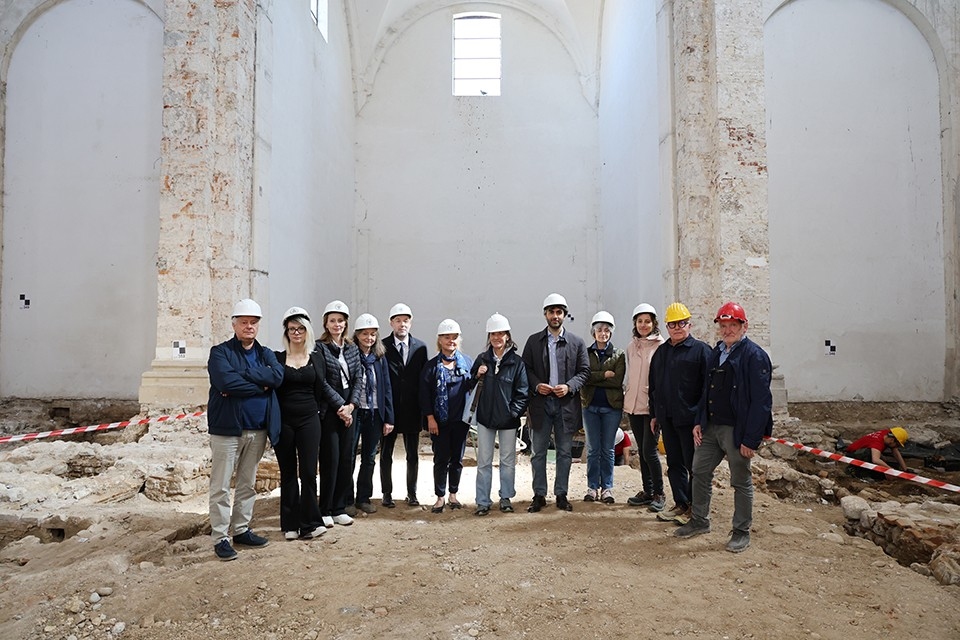 DECINE DI ANTICHE SEPOLTURE NELL’EX CHIESA DI SANTA LUCIA A UDINE, DAGLI SCAVI UNA NUOVA FASE DI CONOSCENZA SULLA STORIA DELLA CITTÀ