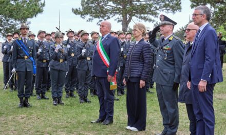 ALLA FOIBA DI BASOVIZZA LA CERIMONIA COMMEMORATIVA DELL’81° ANNIVERSARIO DELLA DEPORTAZIONE DEI 97 FINANZIARI DELLA CASERMA CAMPO MARZIO