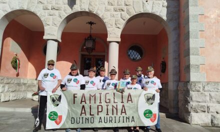 La famiglia alpina di Duino Aurisina ricevuta in Municipio prima della partenza per Genova