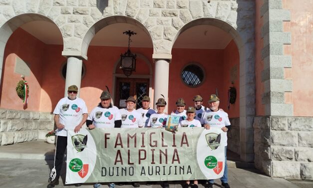 La famiglia alpina di Duino Aurisina ricevuta in Municipio prima della partenza per Genova