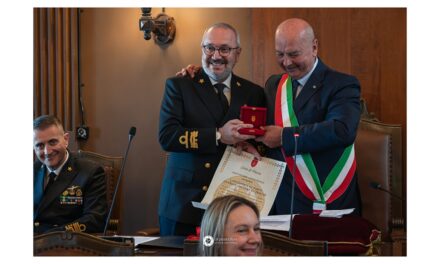 IL SINDACO, ROBERTO DIPIAZZA, HA CONFERITO LA CITTADINANZA ONORARIA ALLA CAPITANERIA DI PORTO – GUARDIA COSTIERA DI TRIESTE