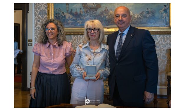 IL SINDACO ROBERTO DIPIAZZA HA CONFERITO IL SIGILLO TRECENTESCO DI TRIESTE AL TEATRO “LA CONTRADA” PER IL 50° ANNIVERSARIO DI FONDAZIONE
