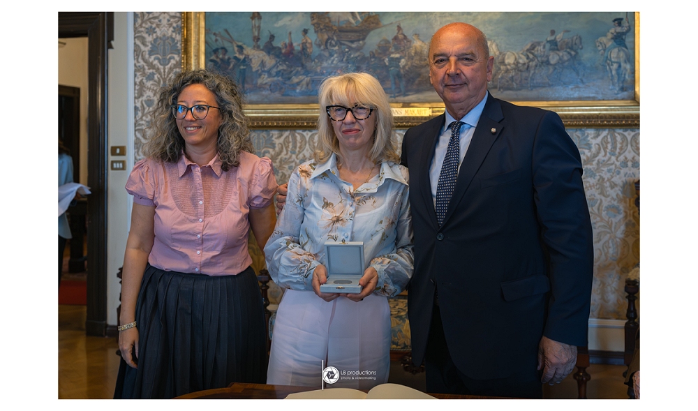 IL SINDACO ROBERTO DIPIAZZA HA CONFERITO IL SIGILLO TRECENTESCO DI TRIESTE AL TEATRO “LA CONTRADA” PER IL 50° ANNIVERSARIO DI FONDAZIONE