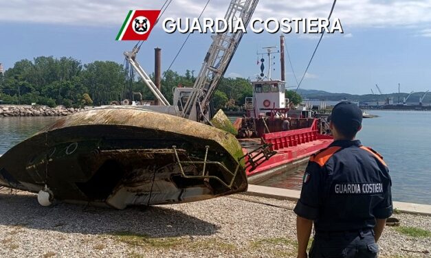 GUARDIA COSTIERA: CONCLUSO CON SUCCESSO IL RECUPERO DI UN RELITTO SEMIAFFONDATO ALLA FOCE DEL TIMAVO