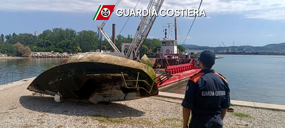 GUARDIA COSTIERA: CONCLUSO CON SUCCESSO IL RECUPERO DI UN RELITTO SEMIAFFONDATO ALLA FOCE DEL TIMAVO