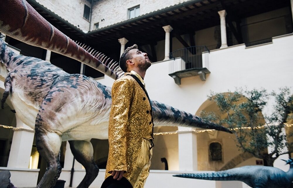 Dinosauri, paillettes e apocalissi sentimentali: Marco D’Agostin con Asteroide a Teatro Contatto