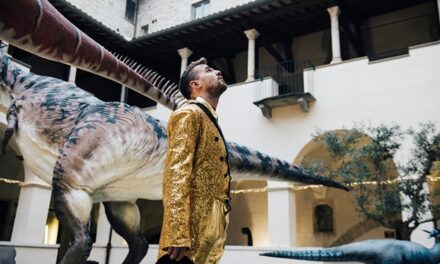 Dinosauri, paillettes e apocalissi sentimentali: Marco D’Agostin con Asteroide a Teatro Contatto