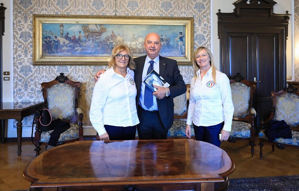 L’ASSOCIAZIONE NAZIONALE ATLETI OLIMPICI E AZZURRI D’ITALIA HA CONSEGNATO AL SINDACO UNA COPIA DEL VOLUME “UNA VITA PER IL NUOTO”, UN’OPERA DEDICATA AL NUOTATORE BRUNO BIANCHI