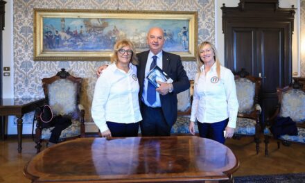 L’ASSOCIAZIONE NAZIONALE ATLETI OLIMPICI E AZZURRI D’ITALIA HA CONSEGNATO AL SINDACO UNA COPIA DEL VOLUME “UNA VITA PER IL NUOTO”, UN’OPERA DEDICATA AL NUOTATORE BRUNO BIANCHI