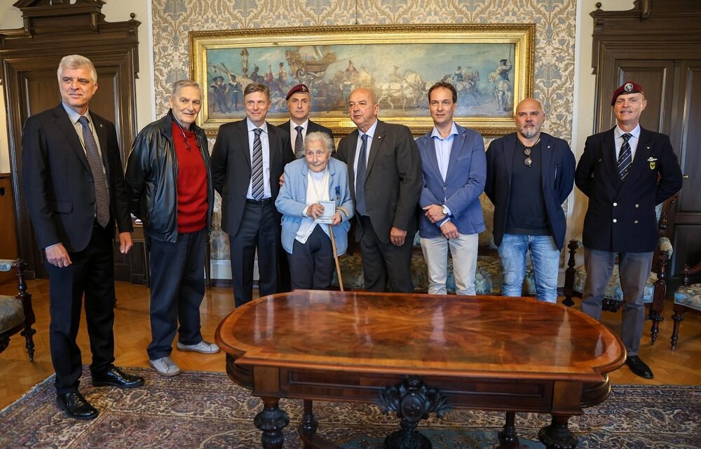 IL SINDACO DIPIAZZA HA CONFERITO IL SIGILLO TRECENTESCO DELLA CITTÀ DI TRIESTE A PAOLA DEL DIN