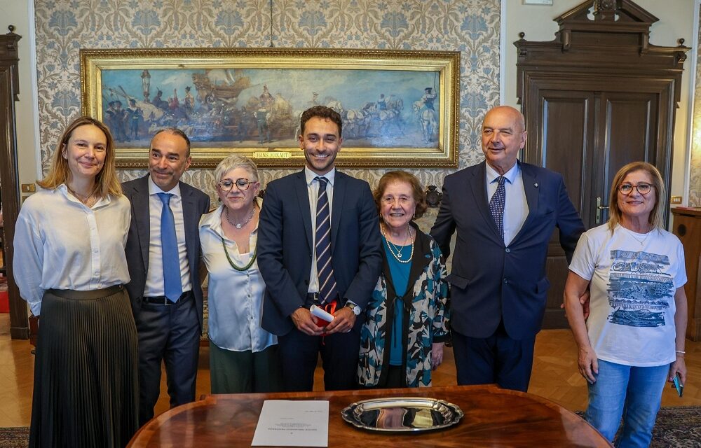 IL SINDACO HA PREMIATO UN GIOVANE EROE COMUNE: AVEVA SALVATO UNA RAGAZZA DALL’ANNEGAMENTO TUFFANDOSI NEL FREDDO MARE DI MARZO