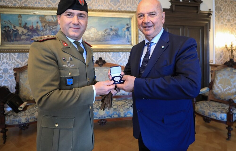 IL SINDACO DIPIAZZA HA RICEVUTO IN SALOTTO AZZURRO IL COMANDANTE DEL REGGIMENTO PIEMONTE CAVALLERIA, COLONNELLO SANDRO RICCI