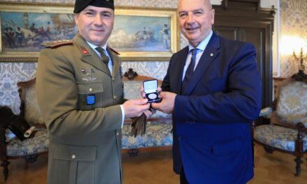 IL SINDACO DIPIAZZA HA RICEVUTO IN SALOTTO AZZURRO IL COMANDANTE DEL REGGIMENTO PIEMONTE CAVALLERIA, COLONNELLO SANDRO RICCI