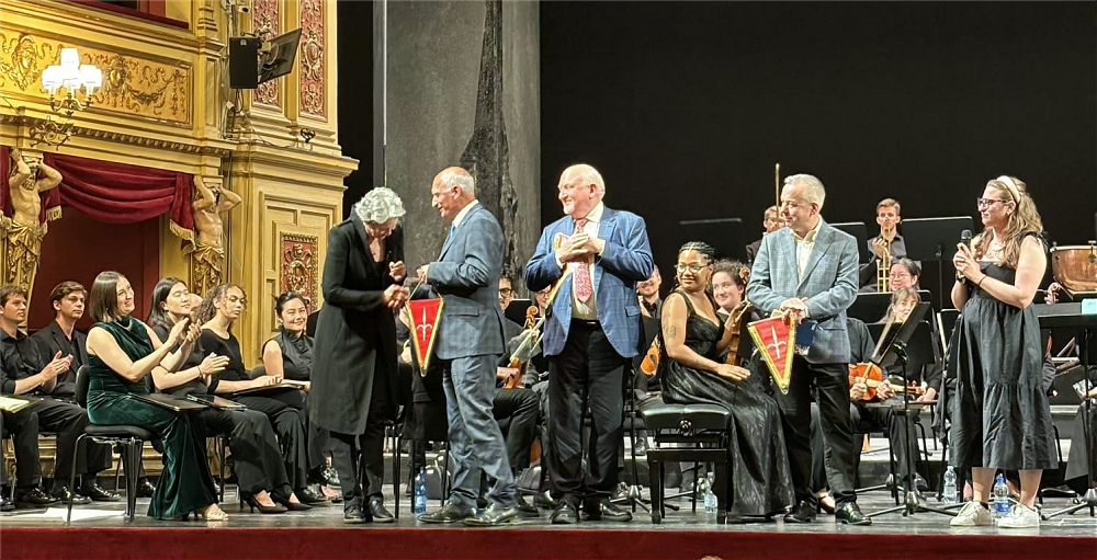 IL PRESIDENTE DEL CONSIGLIO COMUNALE, FRANCESCO DI PAOLA PANTECA HA INCONTRATO I RAGAZZI DELLA JUILLARD415 ORCHESTRA E DELLA YALE SCHOLA CANTORUM NELLA SALA DEL CONSIGLIO COMUNALE
