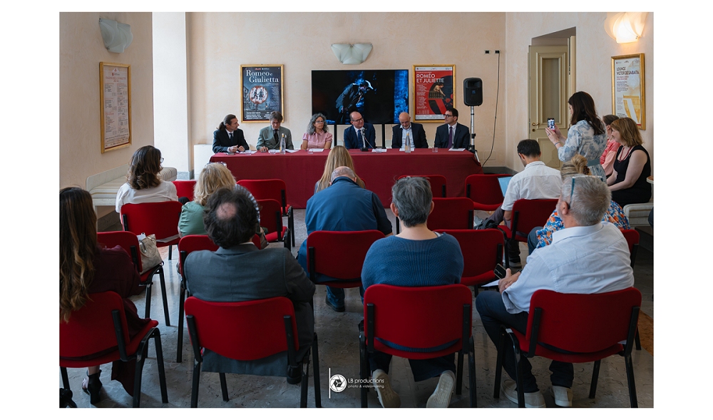 Due grandi teatri, due spettacoli di produzione, un importante successo: Potrebbe essere sintetizzato così il progetto culturale “Roméo et Juliette/Romeo e Giulietta” realizzato in coproduzione da Fondazione Teatro lirico Giuseppe Verdi di Trieste e Teatro Stabile del Friuli Venezia Giulia