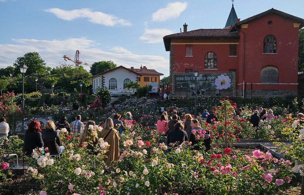 AI BLOCCHI DI PARTENZA NEL ROSETO DEL PARCO DI SAN GIOVANNI A TRIESTE LA XV EDIZIONE DI ROSE LIBRI MUSICA VINO