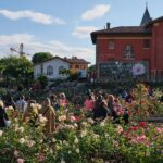 AI BLOCCHI DI PARTENZA NEL ROSETO DEL PARCO DI SAN GIOVANNI A TRIESTE LA XV EDIZIONE DI ROSE LIBRI MUSICA VINO