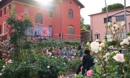 PROSEGUE VENERDÌ 15 MAGGIO NEL ROSETO DEL PARCO DI SAN GIOVANNI A TRIESTE LA XV EDIZIONE DI ROSE LIBRI MUSICA VINO: TRA GLI OSPITI LUIGI NACCI