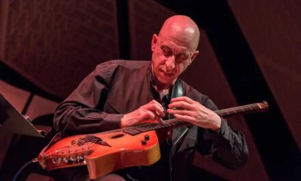 ELLIOTT SHARP CHIUDE ALLA CASA DELLA MUSICA LA STAGIONE 2025/2026 DEL CIRCOLO DEL JAZZ THELONIOUS DI TRIESTE