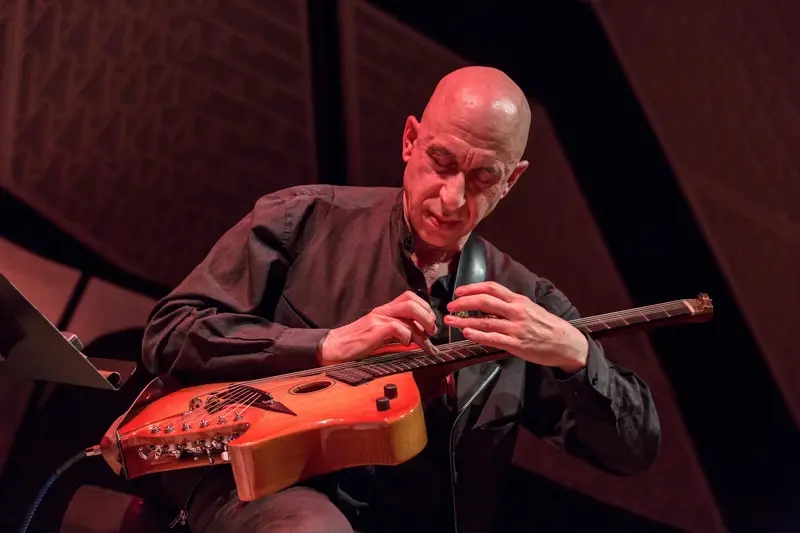 ELLIOTT SHARP CHIUDE ALLA CASA DELLA MUSICA LA STAGIONE 2025/2026 DEL CIRCOLO DEL JAZZ THELONIOUS DI TRIESTE