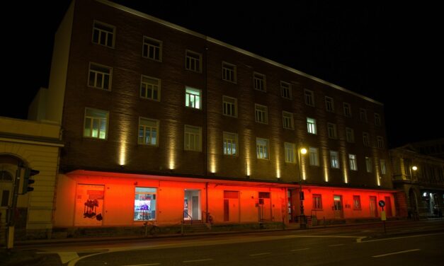 GIORNATA MONDIALE DELLA CROCE ROSSA: VENERDÌ 8 MAGGIO L’URBAN CENTER SARÀ ILLUMINATO DI ROSSO