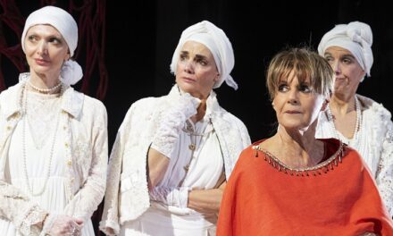 AL TEATRO VERDI DI PORDENONE LELLA COSTA IN “LISISTRATA”, L’IMMORTALE COMMEDIA DI ARISTOFANE NELLA NUOVA EDIZIONE FIRMATA DALLA REGISTA SERENA SINIGAGLIA