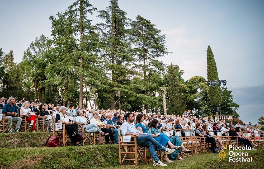 PER IL DEBUTTO DE “L’APE MUSICALE” DI LORENZO DA PONTE, DUE SERATE NEL VERDE DEL TEATRO DI VERZURA DEL CASTELLO DI SPESSA: UN ALLEGRO SCIAME DI NOTE, FRA TRILLI, DUETTI E “SCONCERTANTI SCONCERTATI”
