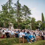 PER IL DEBUTTO DE “L’APE MUSICALE” DI LORENZO DA PONTE, DUE SERATE NEL VERDE DEL TEATRO DI VERZURA DEL CASTELLO DI SPESSA: UN ALLEGRO SCIAME DI NOTE, FRA TRILLI, DUETTI E “SCONCERTANTI SCONCERTATI”