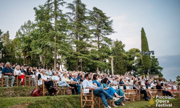 PER IL DEBUTTO DE “L’APE MUSICALE” DI LORENZO DA PONTE, DUE SERATE NEL VERDE DEL TEATRO DI VERZURA DEL CASTELLO DI SPESSA: UN ALLEGRO SCIAME DI NOTE, FRA TRILLI, DUETTI E “SCONCERTANTI SCONCERTATI”
