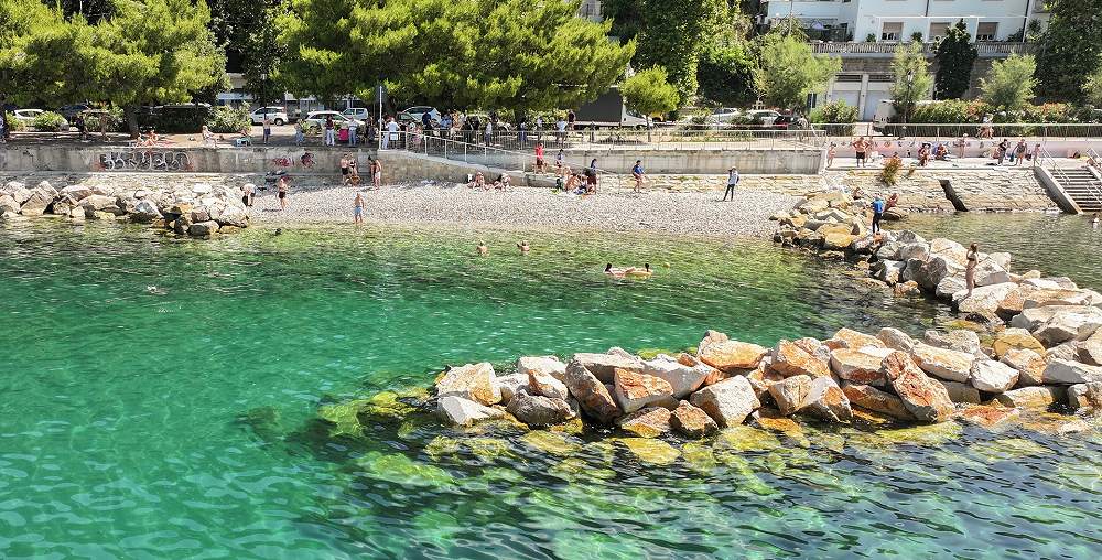 ULTIMATI I LAVORI DELLA “BAU BEACH”: A BARCOLA LA SPIAGGIA DEDICATA AGLI AMICI A QUATTRO ZAMPE