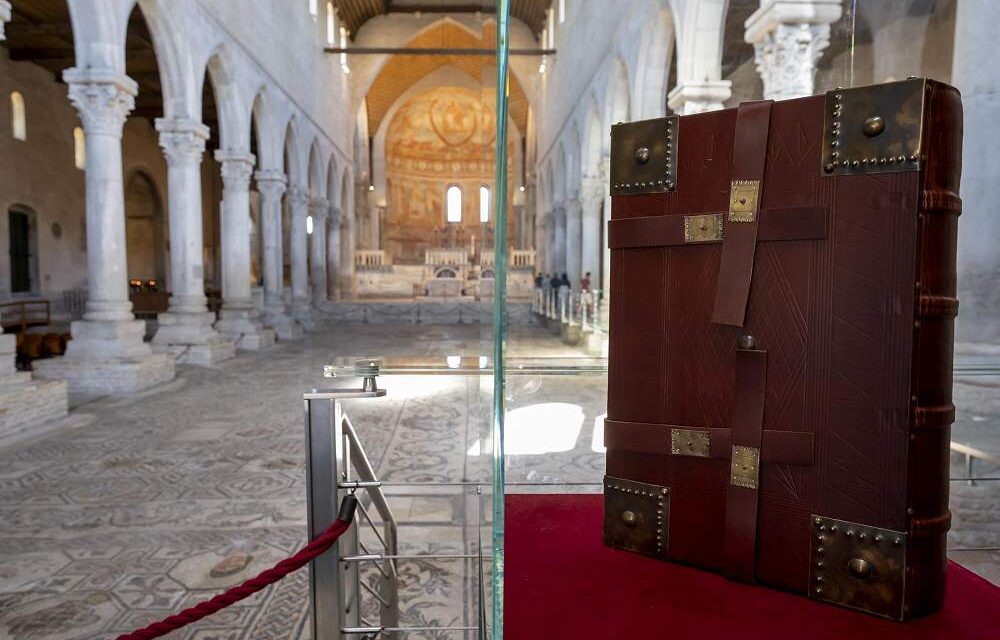 La “Bibbia di Aquileia” diventa ambasciatrice dell’Italia e del Friuli con la nuova copia facsimilare realizzata dallo Scriptorium Foroiuliense