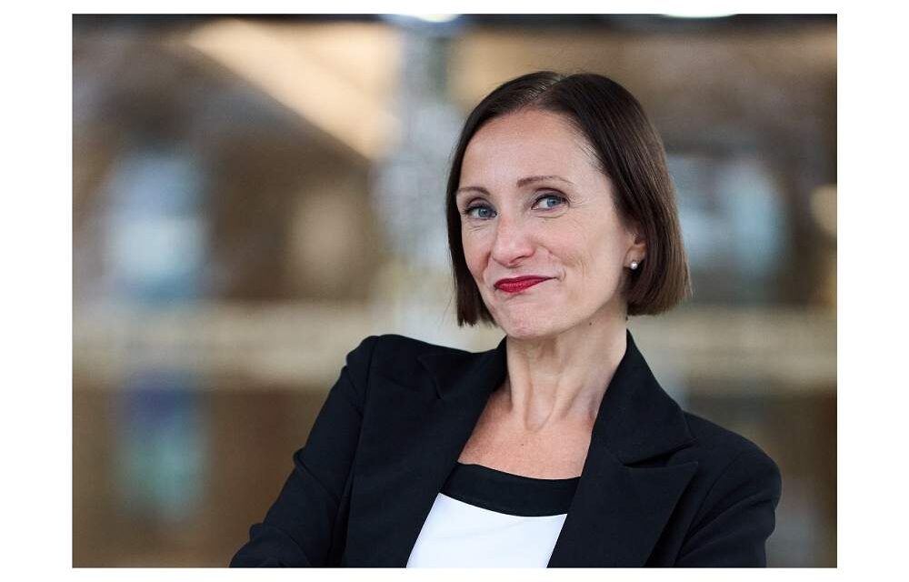 “COME SOPRAVVIVERE IN AZIENDA?”: A UDINE, VENERDÌ 26 GIUGNO, DIVERTENTE CONFERENZA TEATRALE CON ANGELA DEGANIS