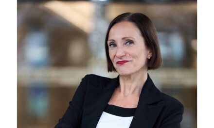 “COME SOPRAVVIVERE IN AZIENDA?”: A UDINE, VENERDÌ 26 GIUGNO, DIVERTENTE CONFERENZA TEATRALE CON ANGELA DEGANIS