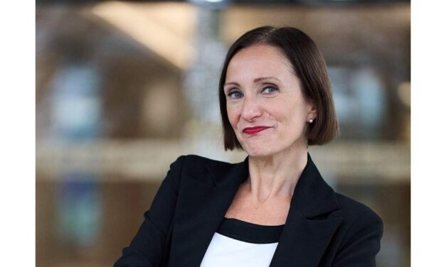 “COME SOPRAVVIVERE IN AZIENDA?”: A UDINE, VENERDÌ 26 GIUGNO, DIVERTENTE CONFERENZA TEATRALE CON ANGELA DEGANIS