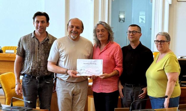 MONFALCONE RENDE OMAGGIO A MASSIMO DEVITOR DOPO LA VITTORIA AL PREMIO SANTERCOLE 2026
