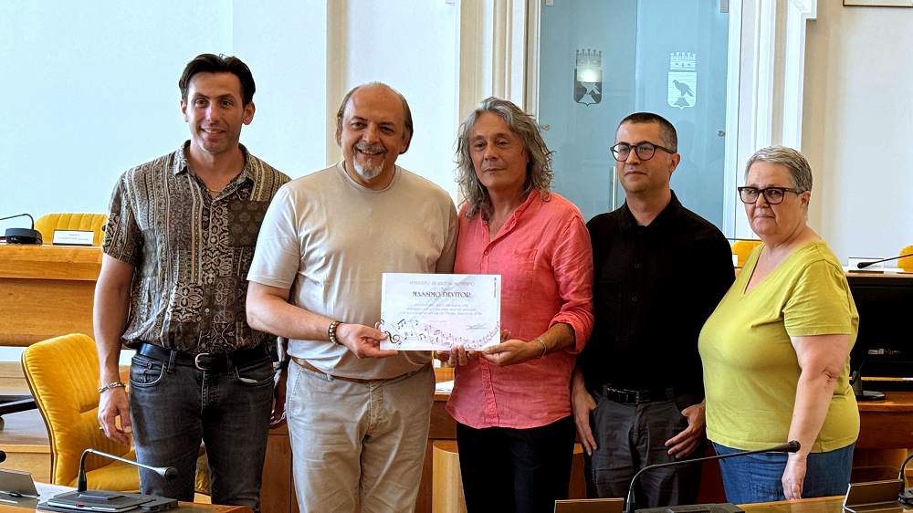 MONFALCONE RENDE OMAGGIO A MASSIMO DEVITOR DOPO LA VITTORIA AL PREMIO SANTERCOLE 2026